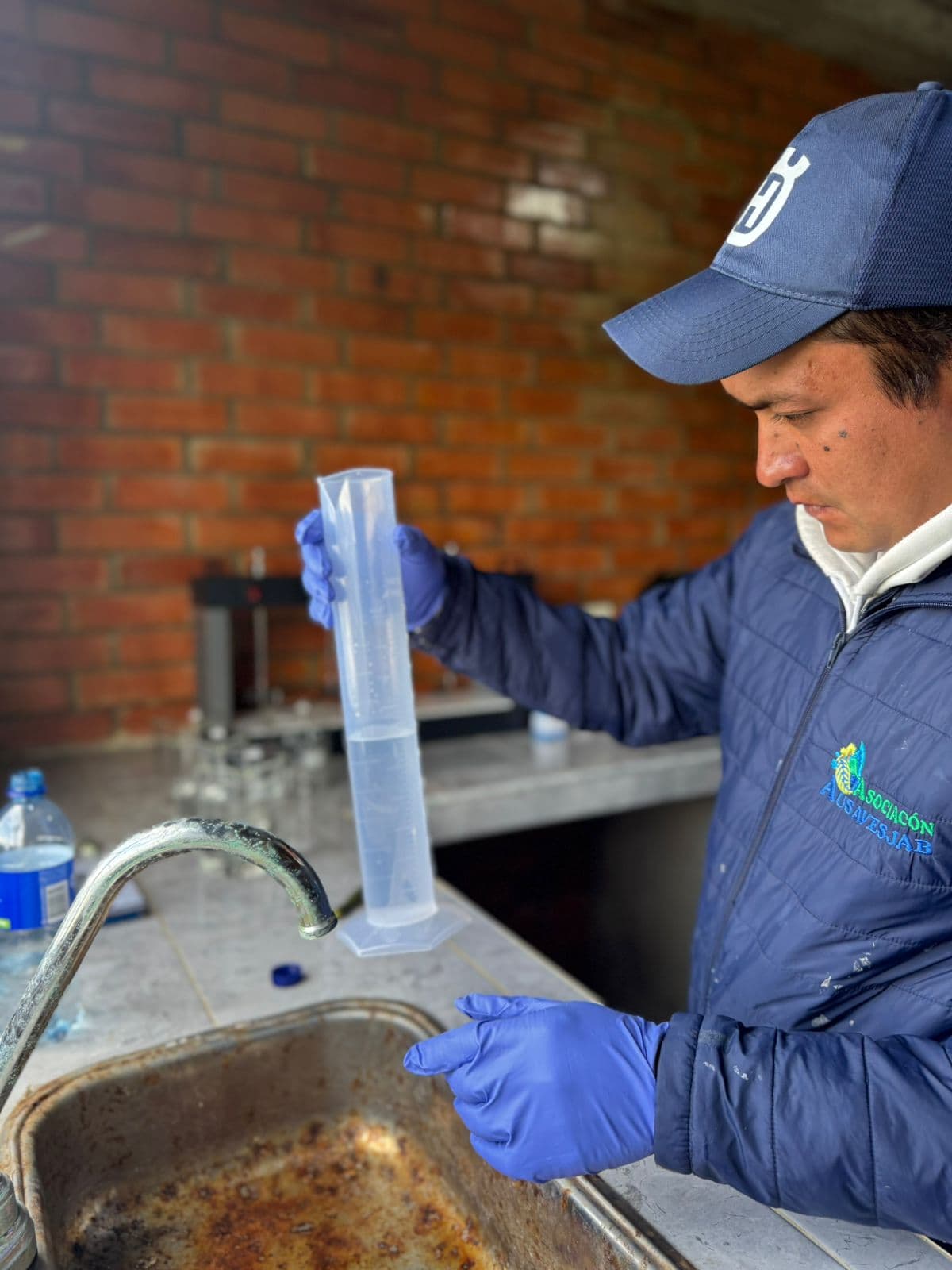 Control de calidad del agua realizado por el equipo del acueducto